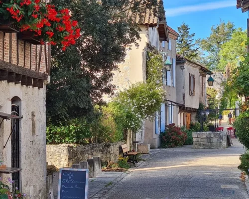 pujols-village-fleuri